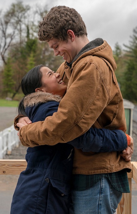 Daniel Diemer و Leah Lewis در نقد و بررسی فیلم نیمی از آن (The Half of It)