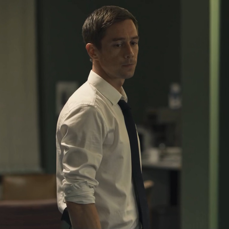 Killian Scott در نقش راب رایلی در سریال انگلیسی قتلهای دوبلین (Dublin Murders)