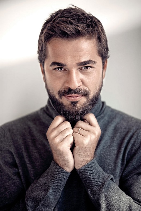 Engin Altan Düzyatan
در فیلم ترکی با زیرنویس فارسی Bu iste Bir Yalnizlik Var